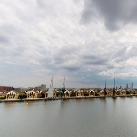 شقة لندن  في Lovely Waterfront Flat Canary Wharf Excel Centre المظهر الخارجي الصورة