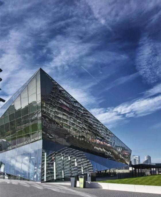 شقة لندن  في Lovely Waterfront Flat Canary Wharf Excel Centre المظهر الخارجي الصورة