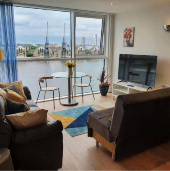 شقة لندن  في Lovely Waterfront Flat Canary Wharf Excel Centre المظهر الخارجي الصورة