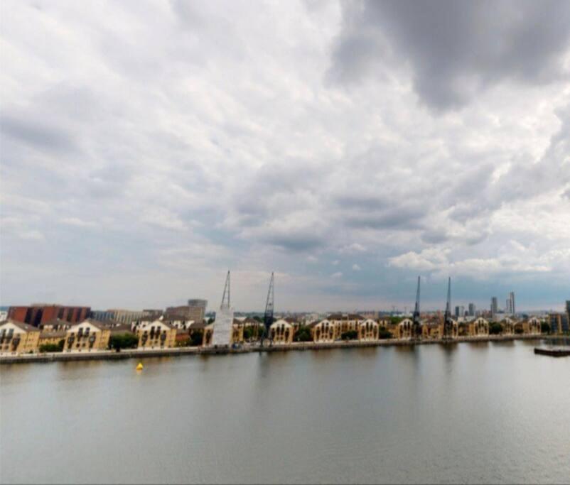 شقة لندن  في Lovely Waterfront Flat Canary Wharf Excel Centre المظهر الخارجي الصورة