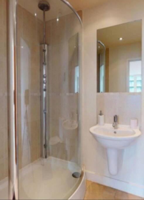 شقة لندن  في Lovely Waterfront Flat Canary Wharf Excel Centre المظهر الخارجي الصورة
