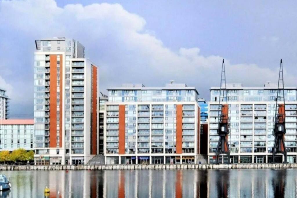 شقة لندن  في Lovely Waterfront Flat Canary Wharf Excel Centre المظهر الخارجي الصورة